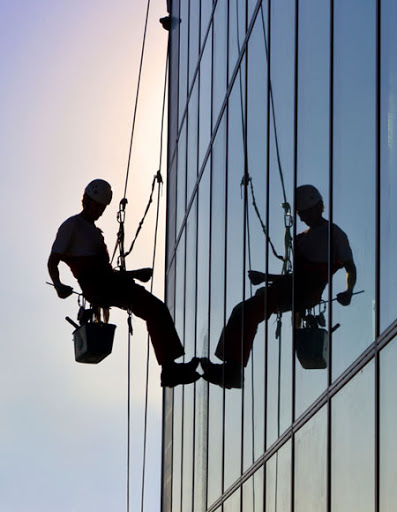 شست و شوی شیشه‌های برج‌ها