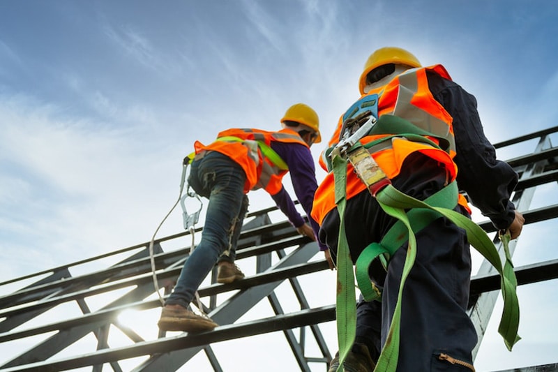 کار در ارتفاع با طناب راپل در مشهد