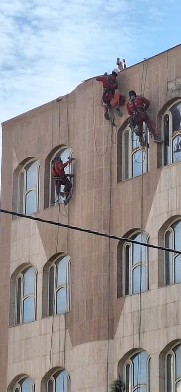پیچ و رولپلاک نمای ساختمان در مشهد | تحکیم سنگ نما به‌صورت تضمینی